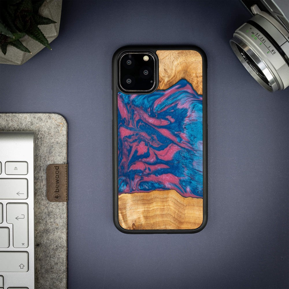 Holzhülle für iPhone 11 Pro, Bewood Unique Neons Vegas