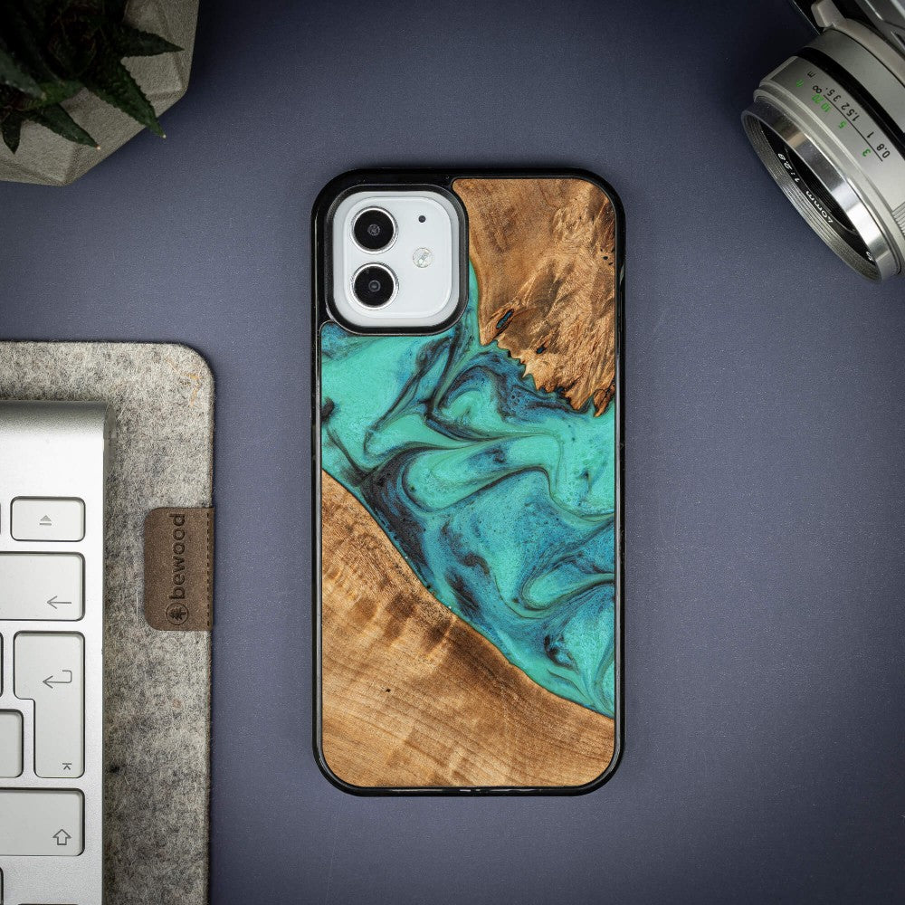 Holzhülle für iPhone 12 Pro / 12, Bewood Unique Turquoise