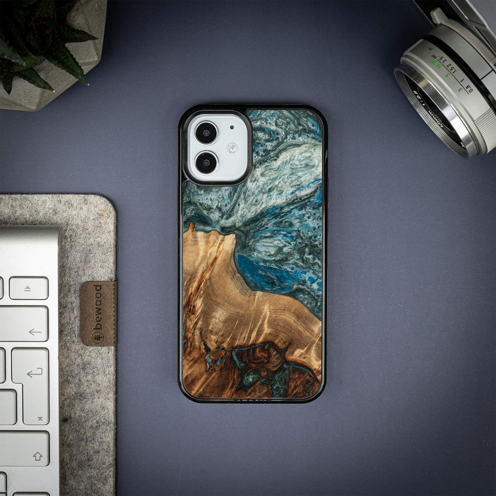 Holzhülle für iPhone 12 Mini, Bewood Unique Planets Erde