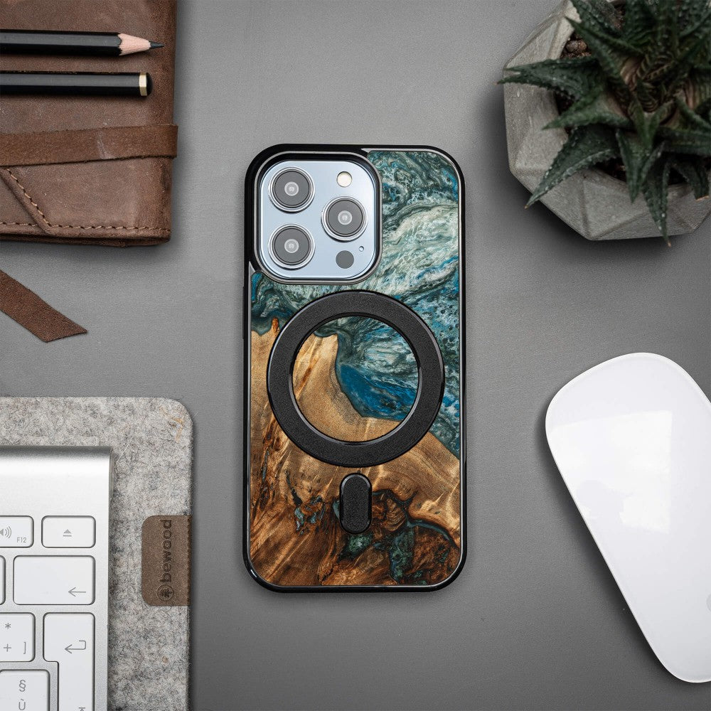 Holzhülle für iPhone 14 Pro, Bewood Unique Planets Erde für MagSafe