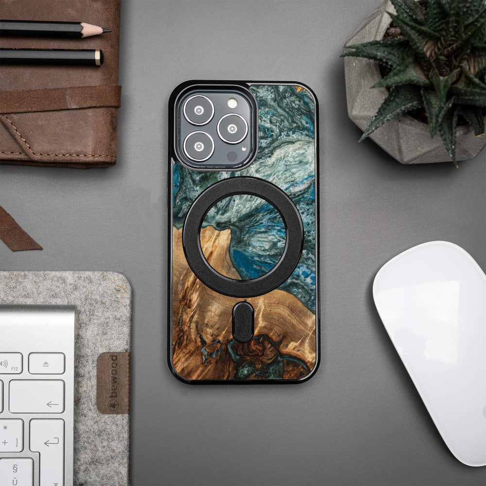 Holzhülle für iPhone 13 Pro, Bewood Unique Planets Erde für MagSafe
