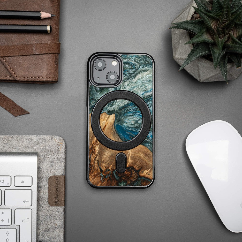 Holzhülle für iPhone 13 Mini, Bewood Unique Planets Erde für MagSafe