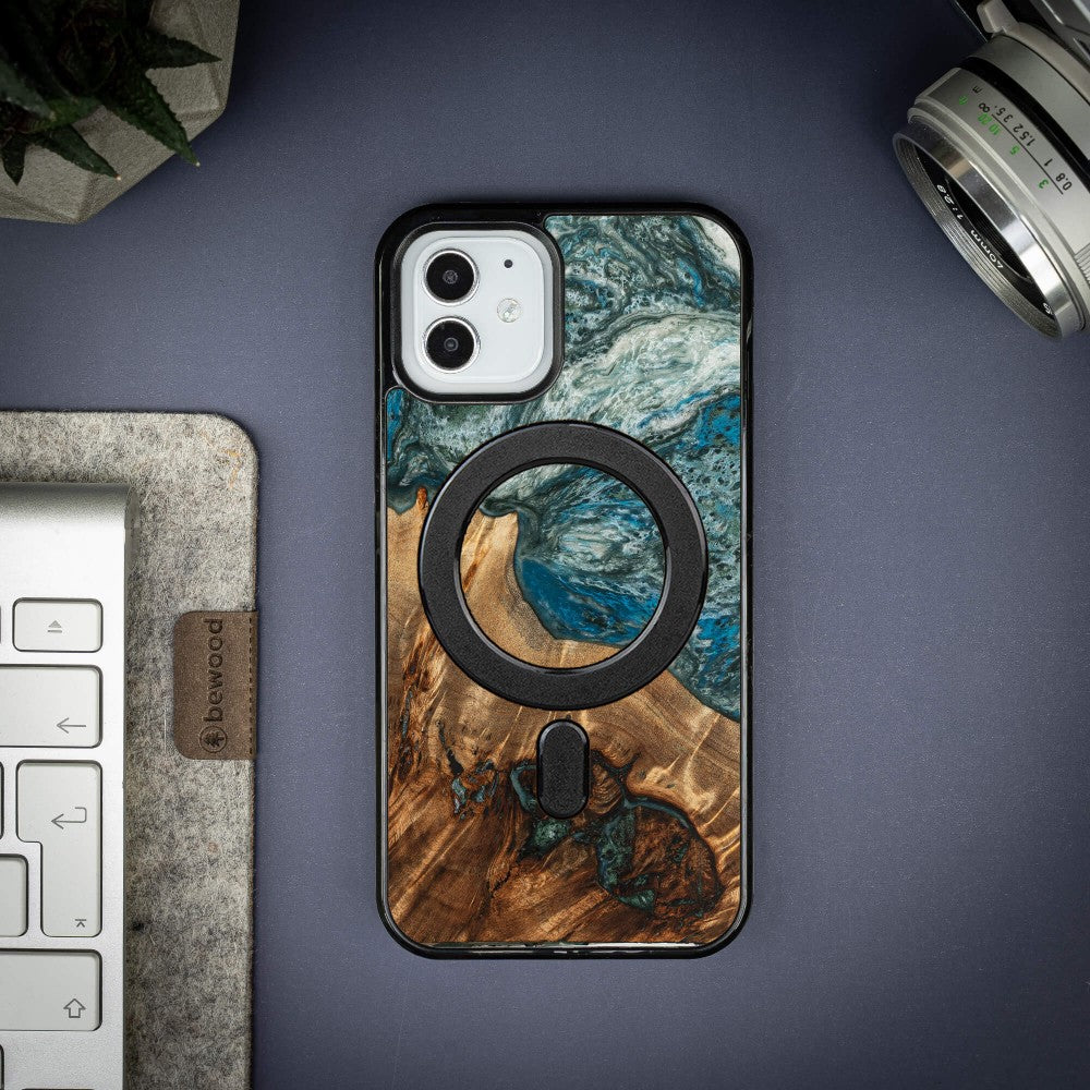 Holzhülle für iPhone 12 Pro / 12, Bewood Unique Planets Erde für MagSafe