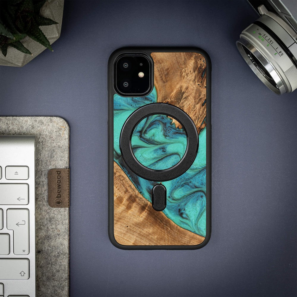 Holzhülle für iPhone 11, Bewood Unique Turquoise für MagSafe