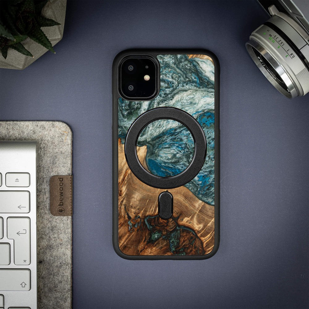 Holzhülle für iPhone 11, Bewood Unique Planets Erde für MagSafe