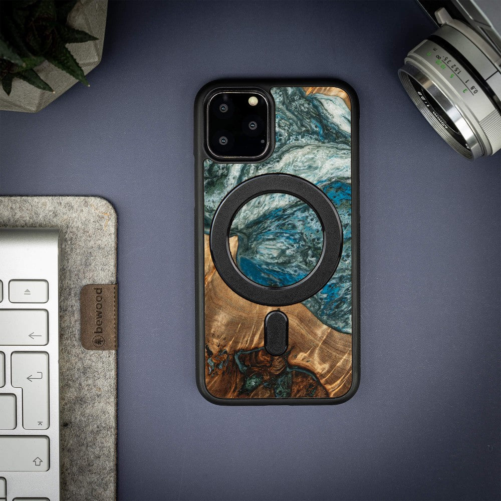 Holzhülle für iPhone 11 Pro, Bewood Unique Planets Erde für MagSafe