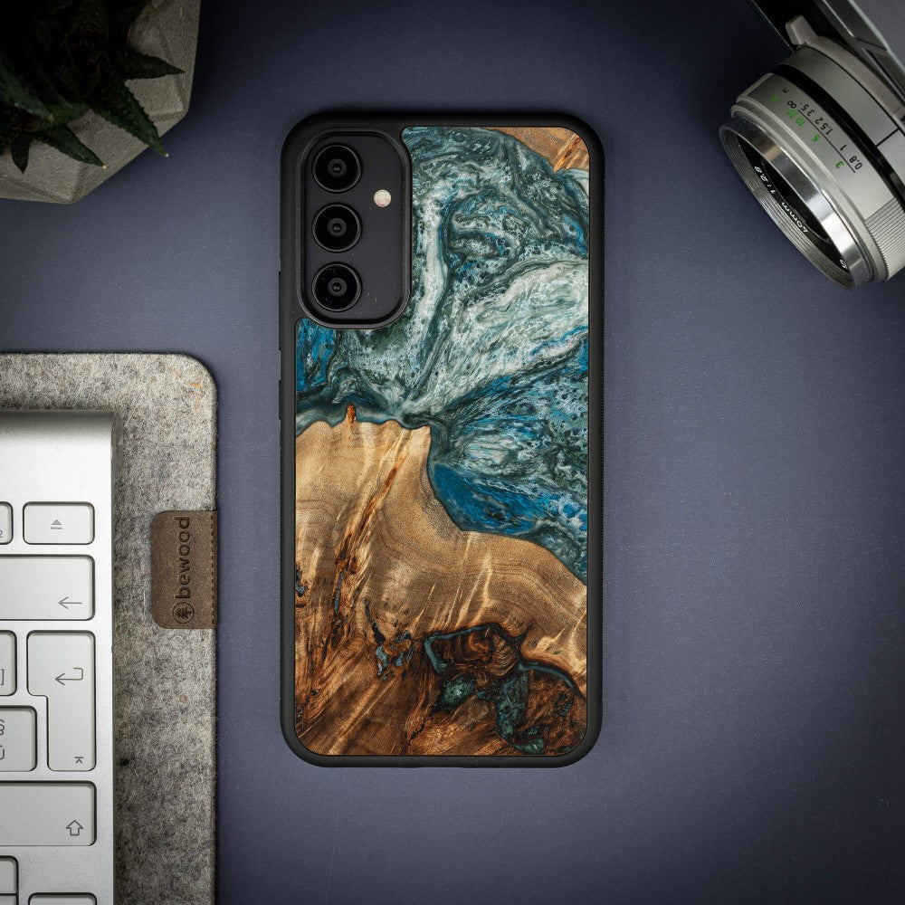 Holzhülle für Galaxy A34 5G, Bewood Unique Planets Erde