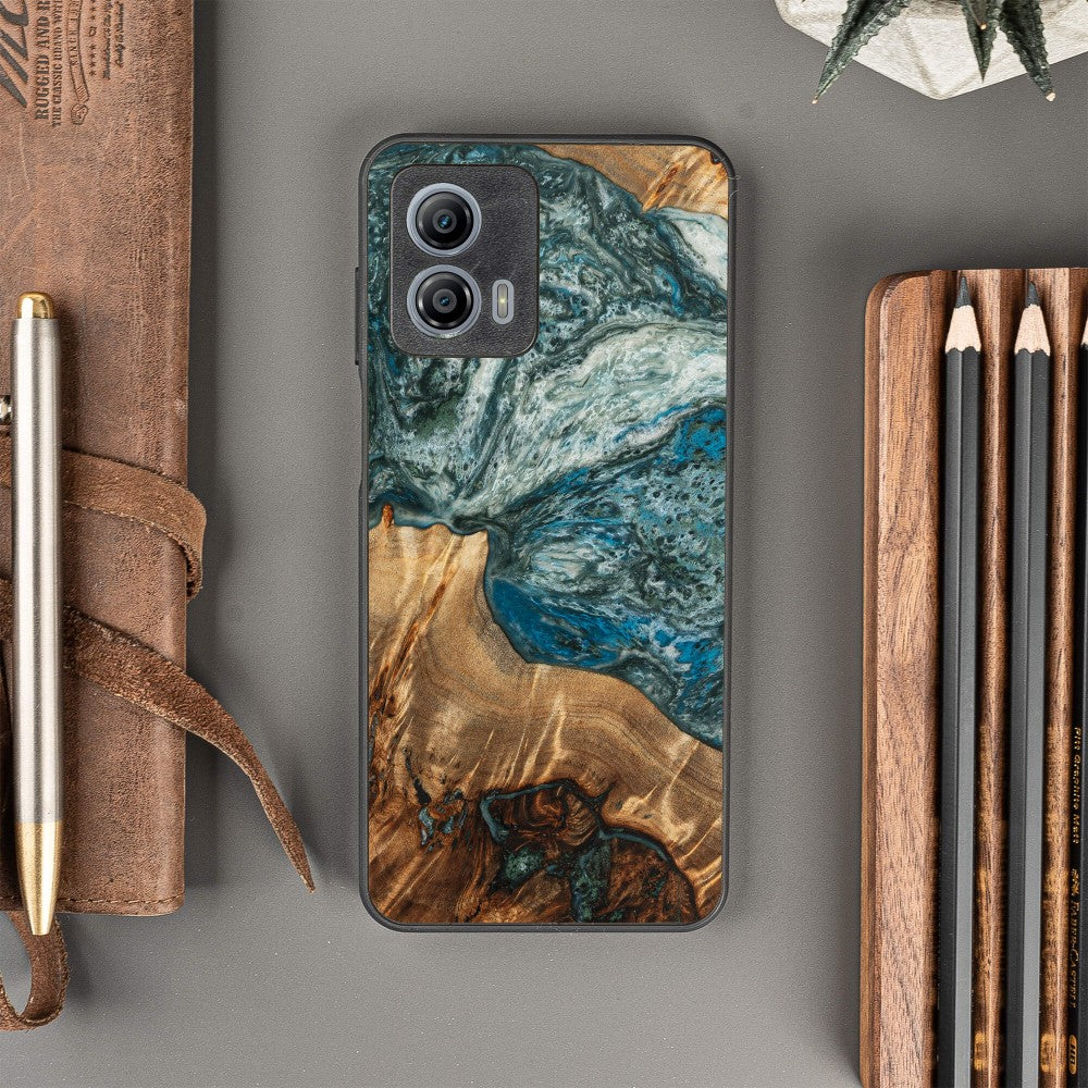 Holzhülle für Motorola Moto G73 5G, Bewood Unique Planets Erde