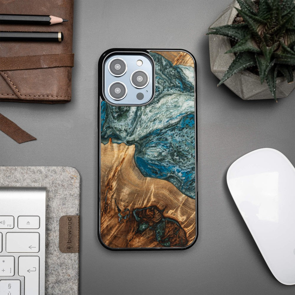 Holzhülle für iPhone 15 Pro Max, Bewood Unique Planets Erde