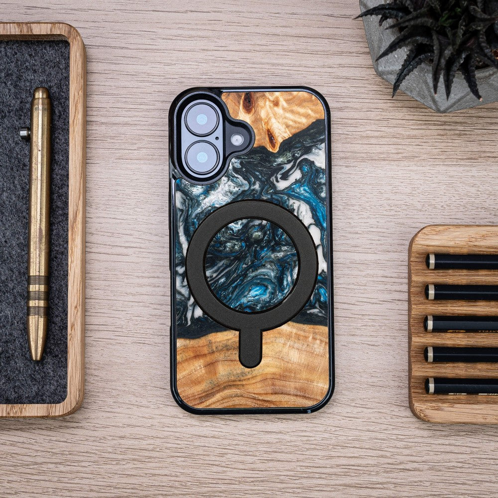 Holzhülle für iPhone 16, Bewood Unique Planets Erde für MagSafe