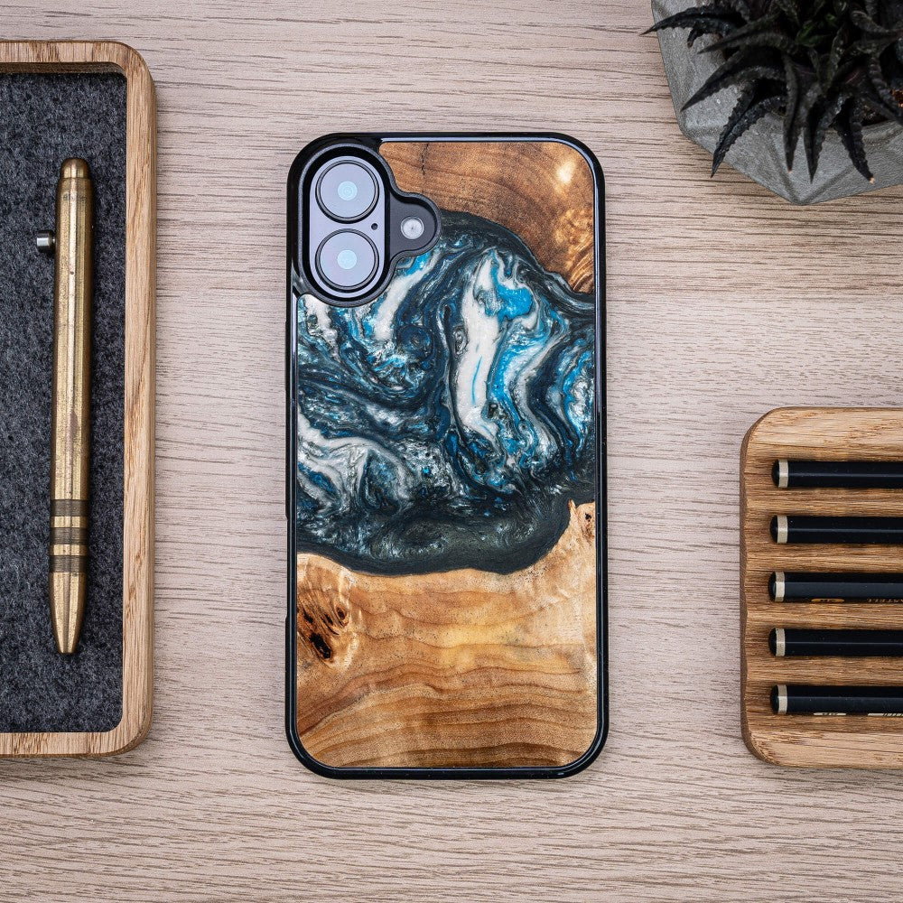 Holzhülle für iPhone 16 Plus, Bewood Unique Planets Erde