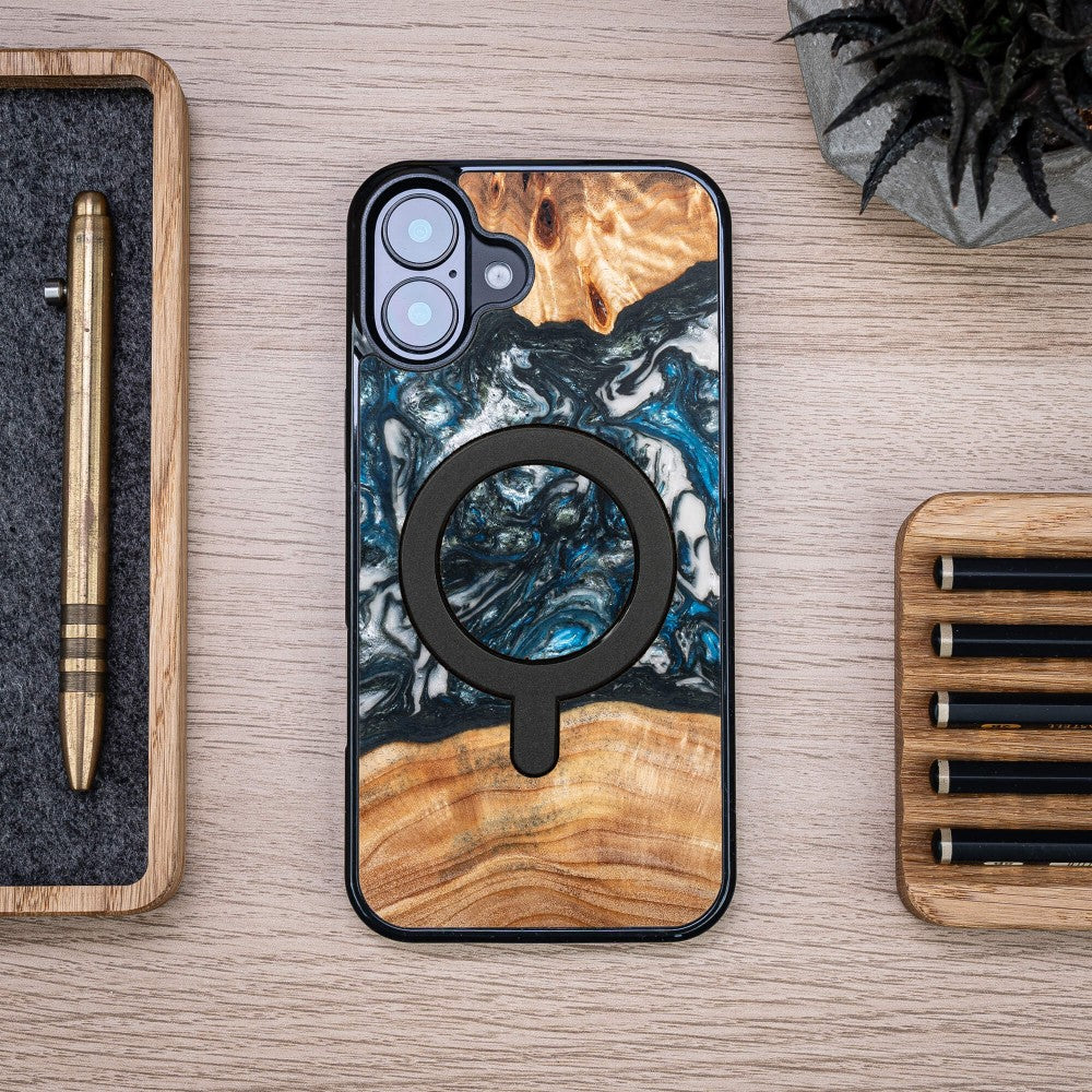 Holzhülle für iPhone 16 Plus, Bewood Unique Planets Erde für MagSafe
