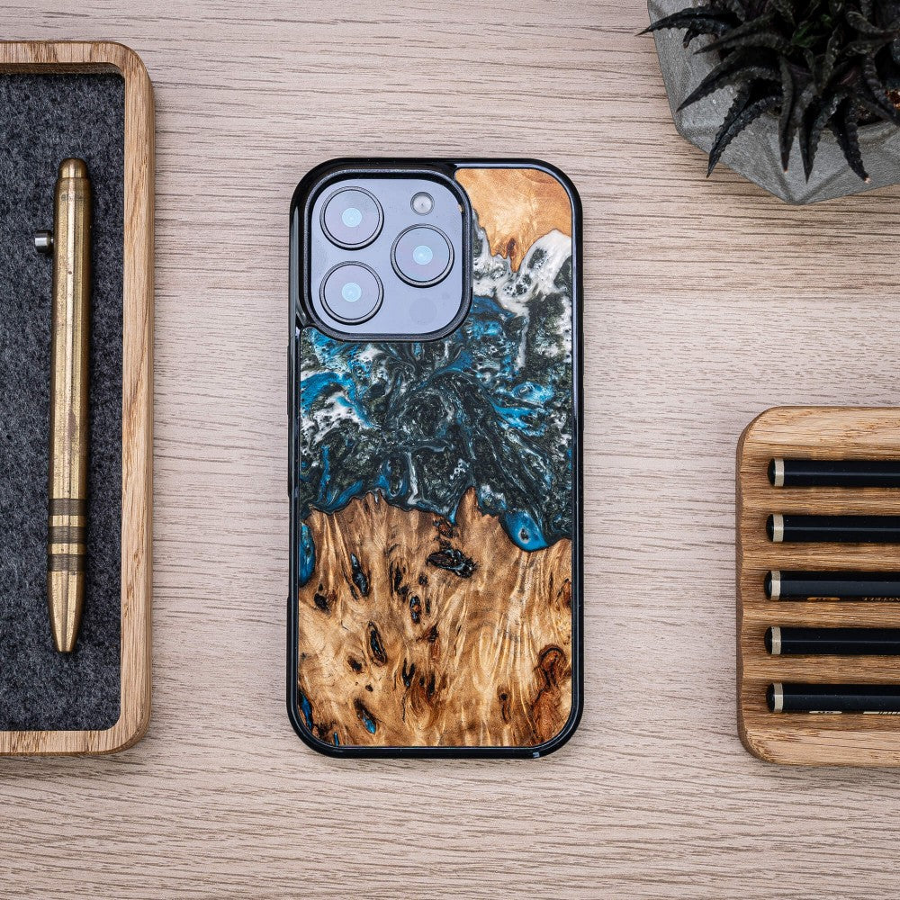 Holzhülle für iPhone 16 Pro, Bewood Unique Planets Erde