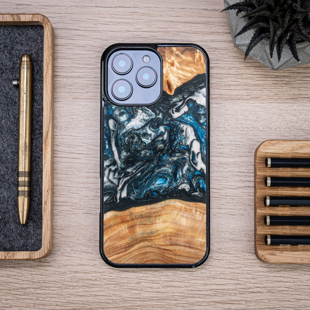 Holzhülle für iPhone 16 Pro Max, Bewood Unique Planets Erde