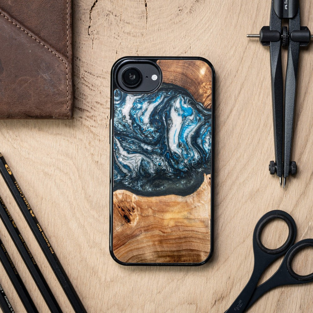 Holzhülle für iPhone 17e / 16e, Bewood Unique Planets Erde