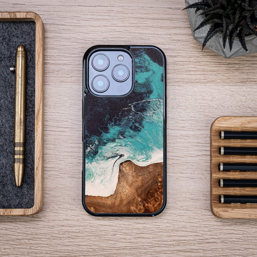 Holzhülle für iPhone 16 Pro, Bewood Unique Dream Island, Blau-Braun
