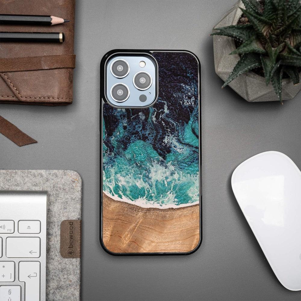 Holzhülle für iPhone 14 Pro Max, Bewood Unique Dream Island, Blau-Braun