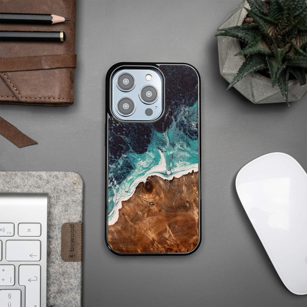 Holzhülle für iPhone 14 Pro, Bewood Unique Dream Island, Blau-Braun