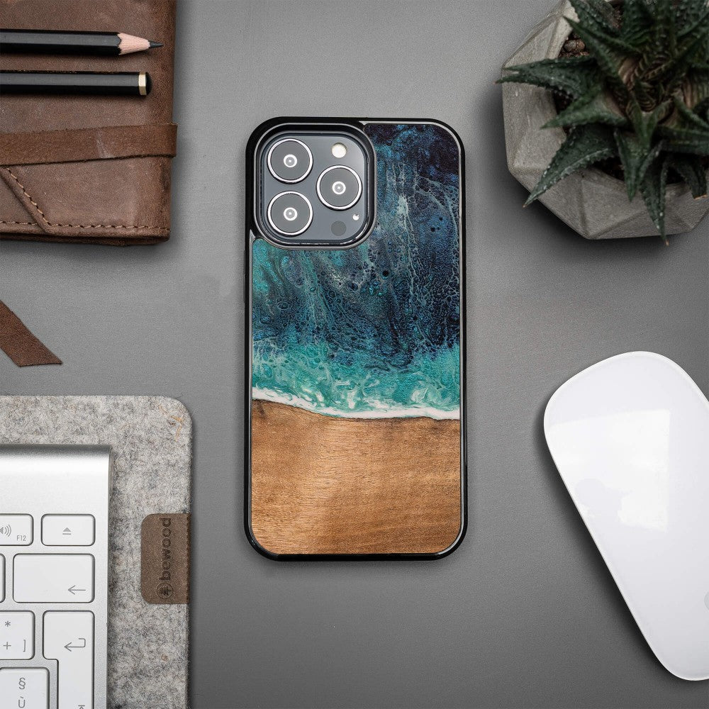 Holzhülle für iPhone 13 Pro, Bewood Unique Dream Island, Blau-Braun