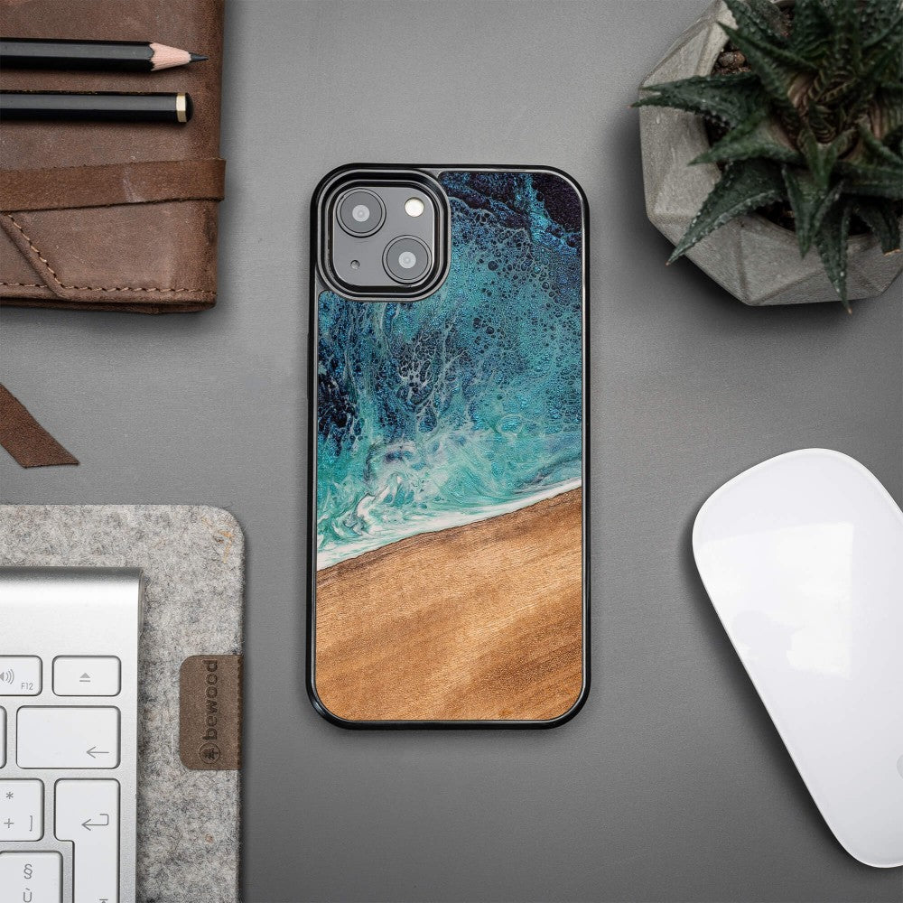 Holzhülle für iPhone 13, Bewood Unique Dream Island, Blau-Braun