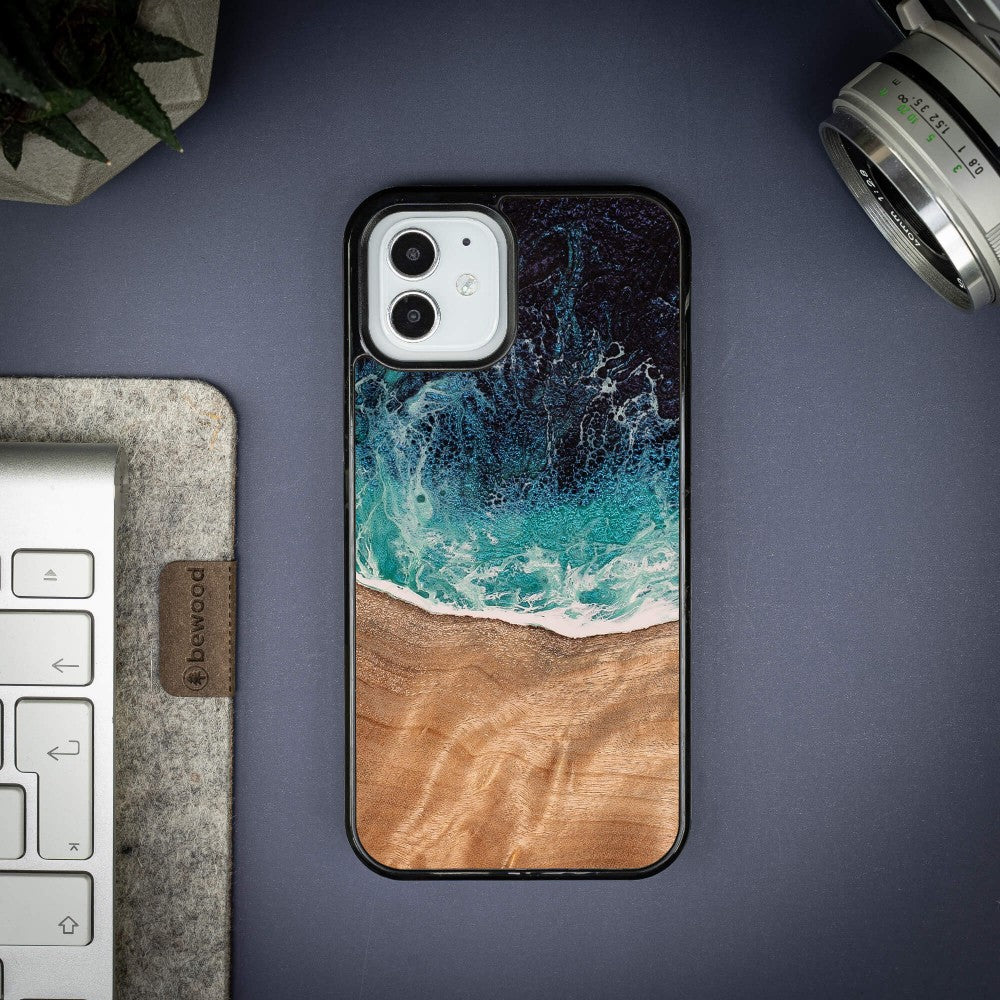 Holzhülle für iPhone 12 / iPhone 12 Pro, Bewood Unique Dream Island, Blau-Braun