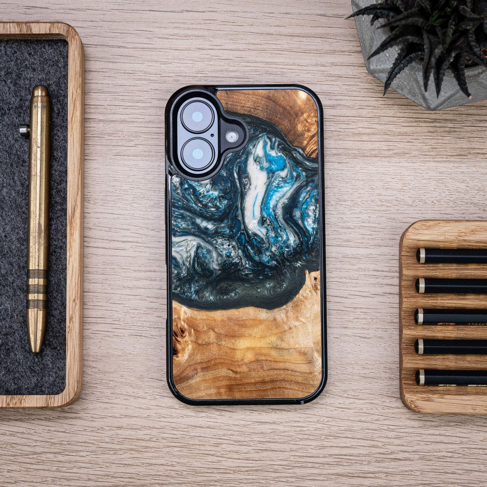 Holzhülle für iPhone 17, Bewood Unique Planets Erde