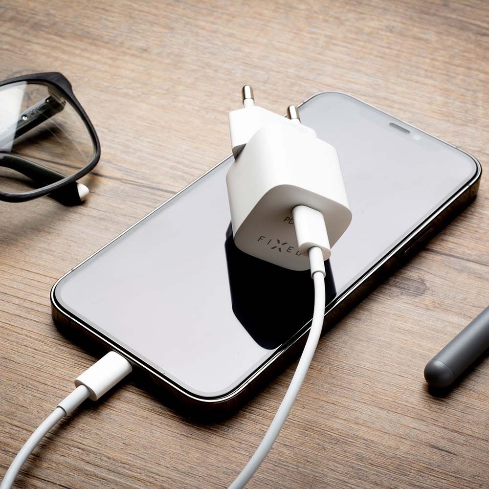 Ladegerät Fixed Mini PD 20W USB-C mit Lightning-Kabel, auf Smartphone, weiß, MFi-zertifiziert, stilvoll auf Holztisch