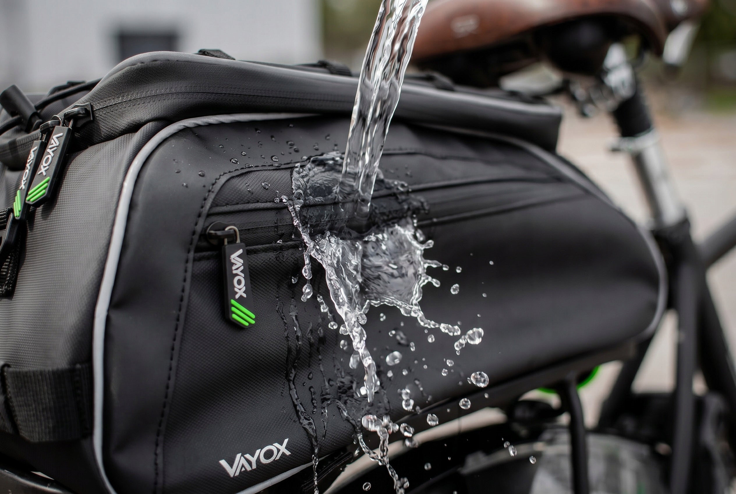 Fahrradtasche für den Gepäckträger mit Seitentaschen, Vayox VA0448 10L, Schwarz