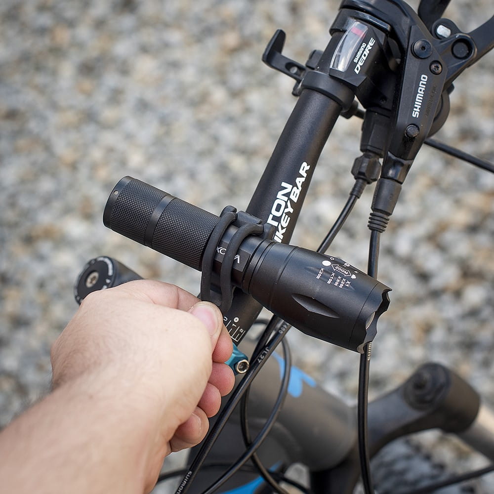 Universelle Fahrradhalterung Vayox VA0076 für Taschenlampe am Lenker eines Fahrrads, robust und flexibel, schwarz.