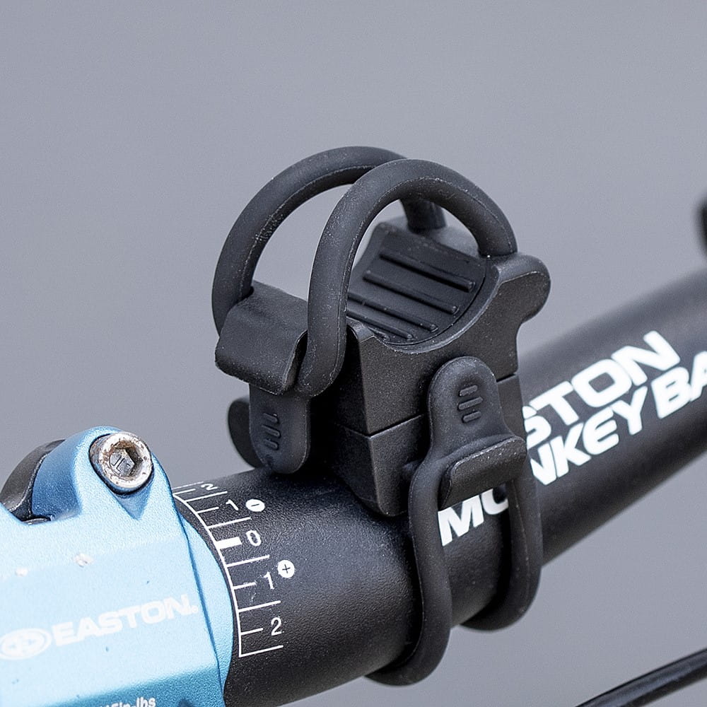 Universelle Fahrradhalterung Vayox VA0076 aus schwarzem Silikon, montiert am Lenker, geeignet für Taschenlampen, robust und flexibel.
