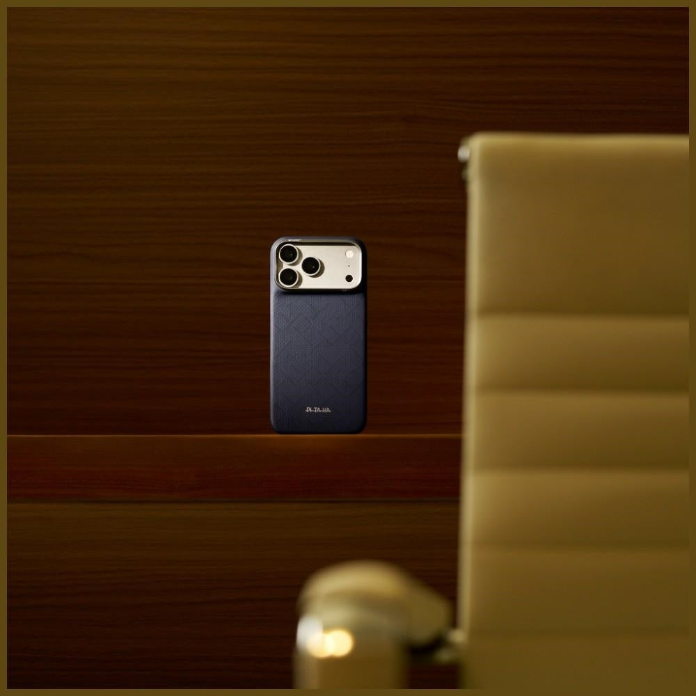 Aramid Handyhülle für iPhone 18 Pro Max / 17 Pro Max, PITAKA Edge Ultra-Slim Case PitaTap mit MagSafe, Blau mit Monogramm (7/9)