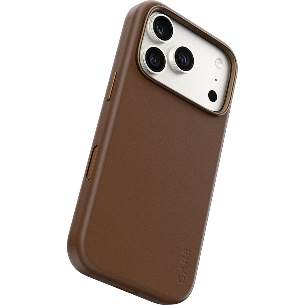 Handyhülle aus veganem Leder für iPhone 18 Pro / 17 Pro, CARE by PanzerGlass Solo Vegan Leather Case mit MagSafe, Braun (1/6)