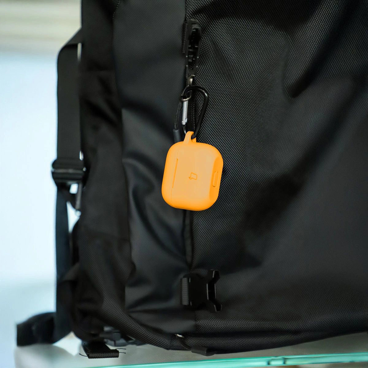 Silikonhülle mit Karabiner für AirPods 4, Bizon Case Headphone Silicone, Karotte