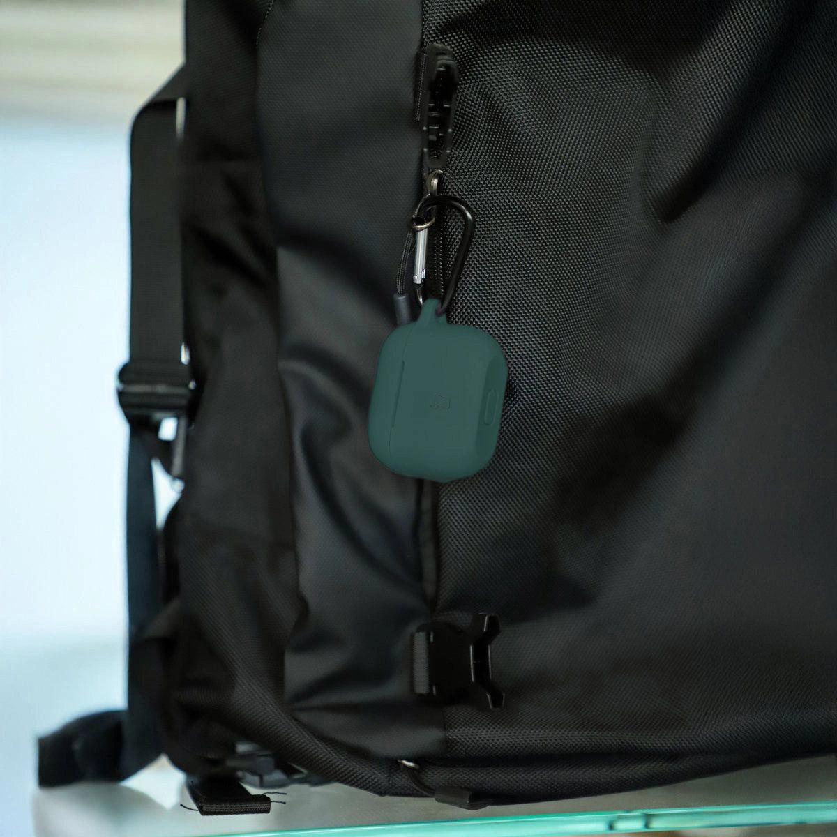Silikonhülle mit Karabiner für AirPods 4, Bizon Case Headphone Silicone, Dunkelgrün
