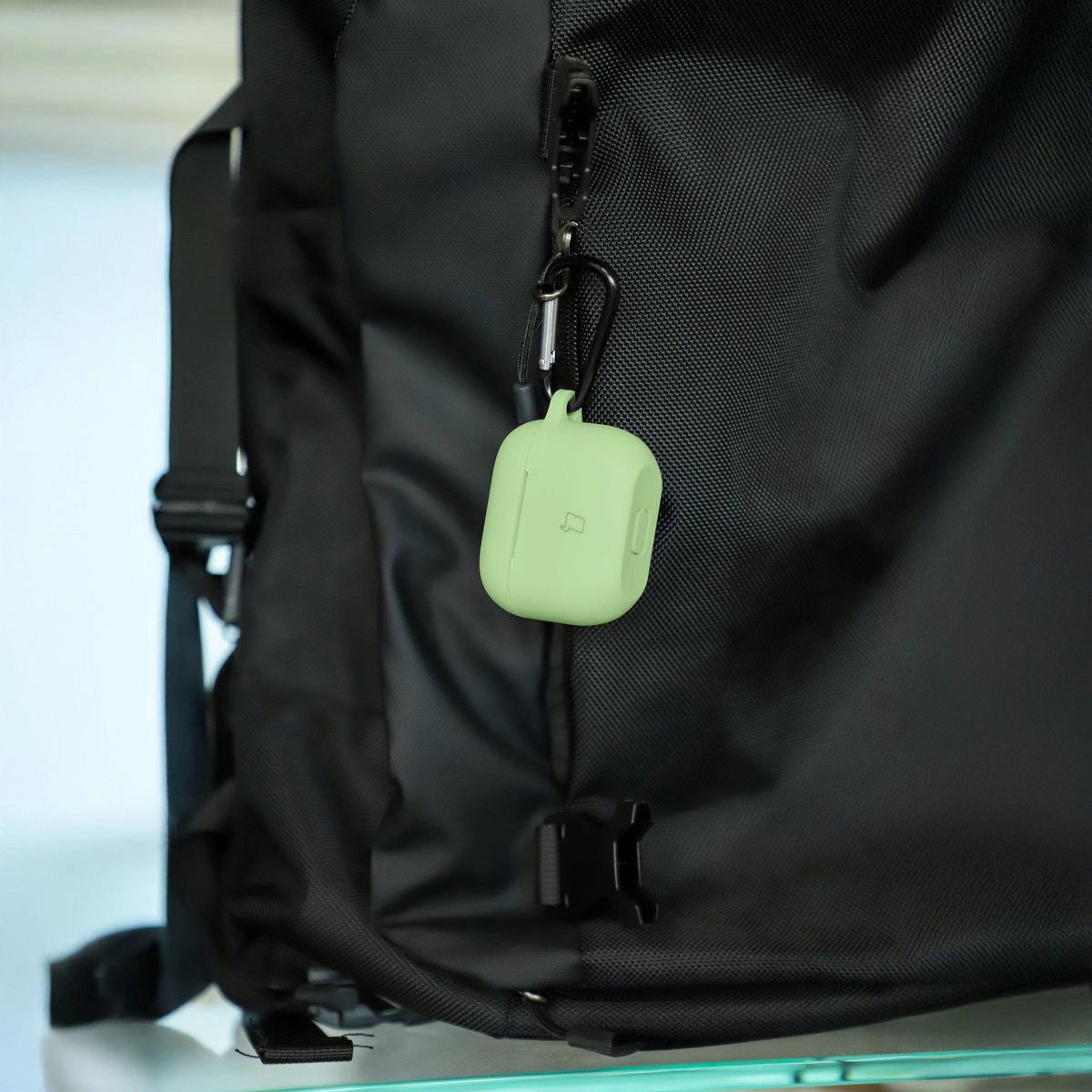 Silikonhülle mit Karabiner für AirPods 4, Bizon Case Headphone Silicone, Hellgrün