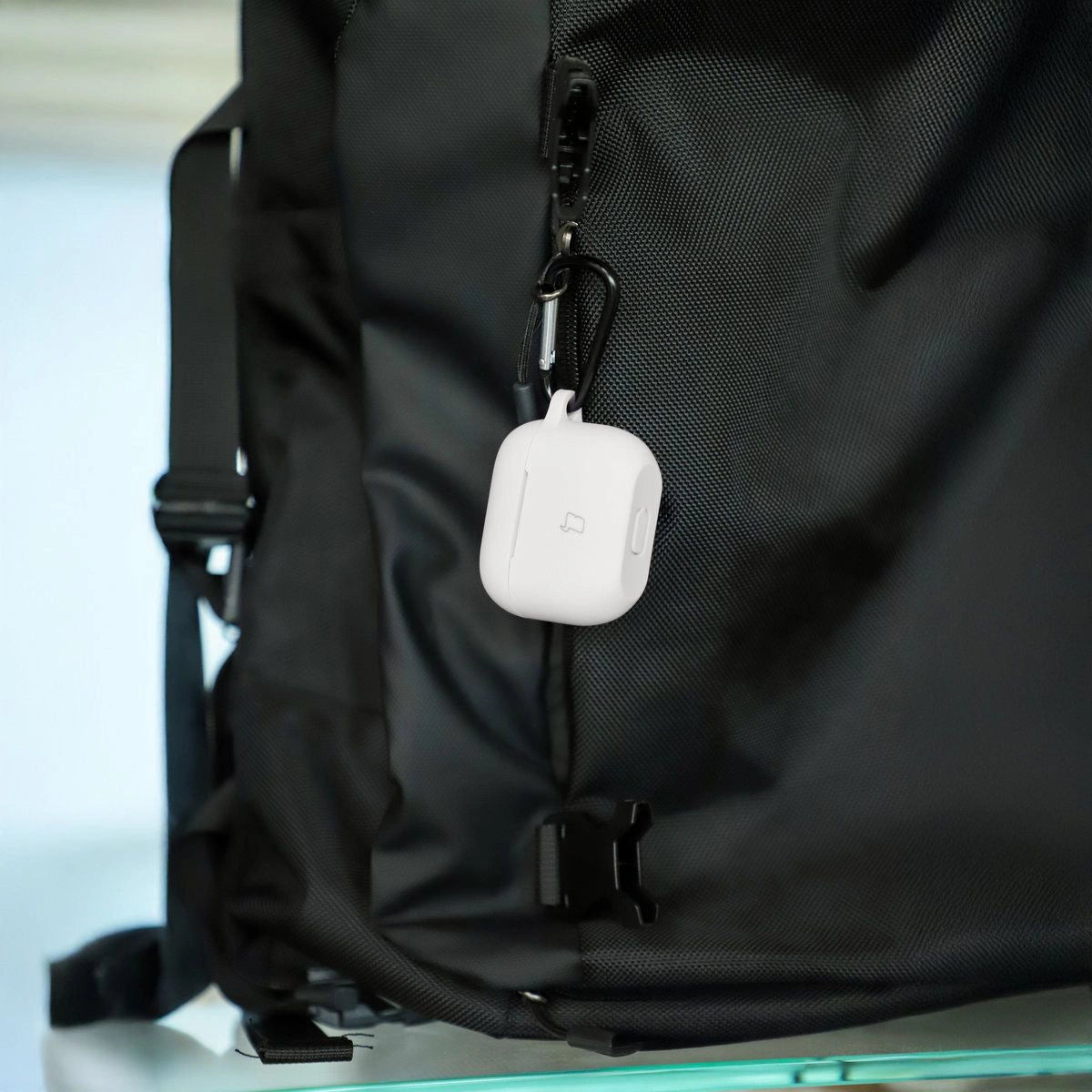 Silikonhülle mit Karabiner für AirPods 4, Bizon Case Headphone Silicone, Weiß