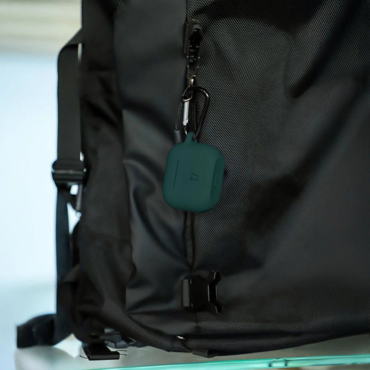 Silikonhülle mit Karabiner für AirPods Pro 2, Bizon Case Headphone Silicone, Dunkelgrün
