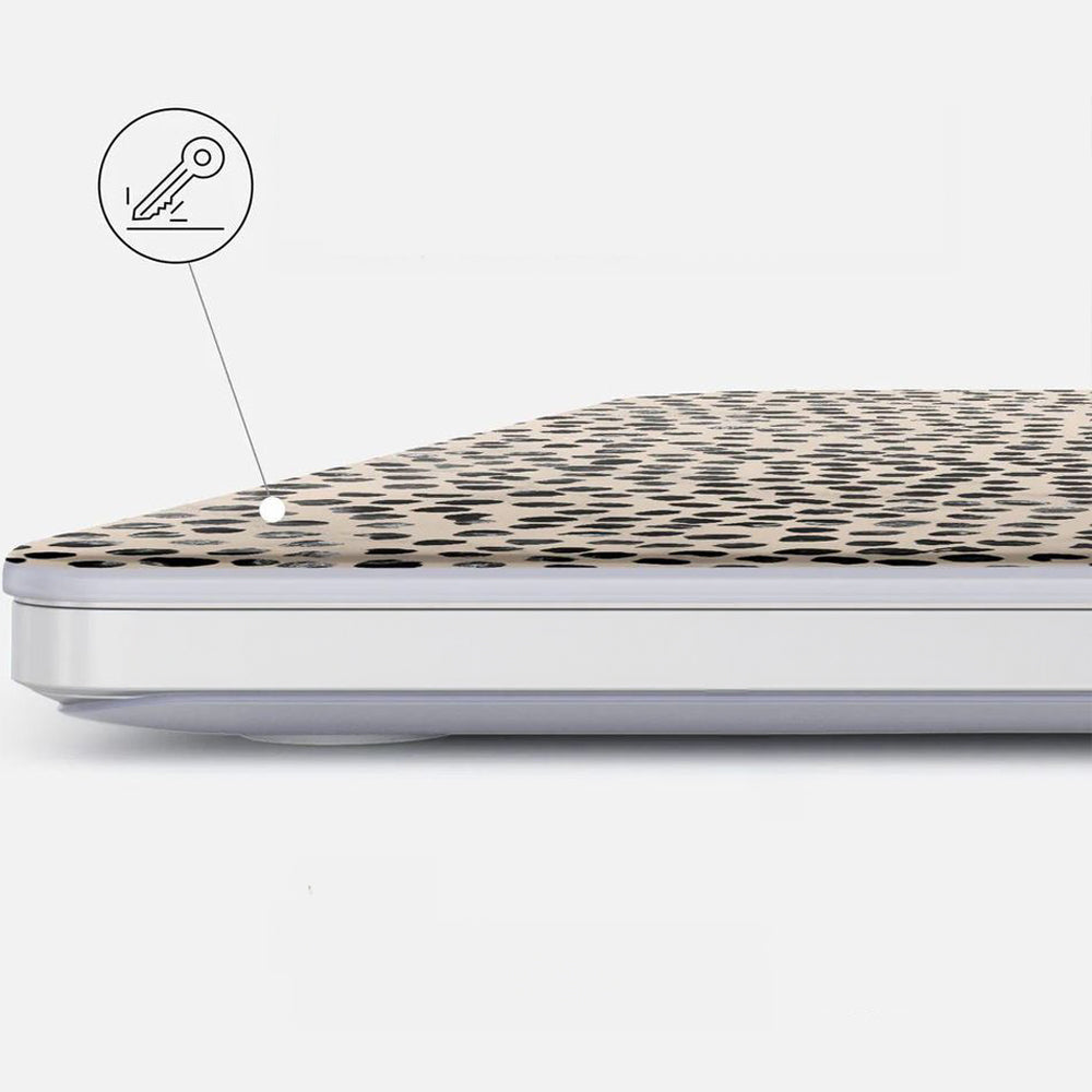 Schutzhülle Burga Almond Latte Tough für MacBook Air 13.6" M4 / M3 / M2, Beige mit schwarzen Punkten