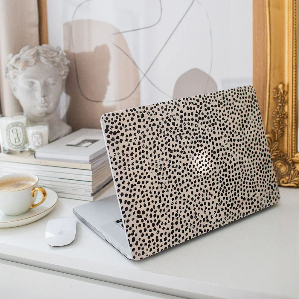 Schutzhülle Burga Almond Latte Tough für MacBook Air 13.6" M4 / M3 / M2, Beige mit schwarzen Punkten