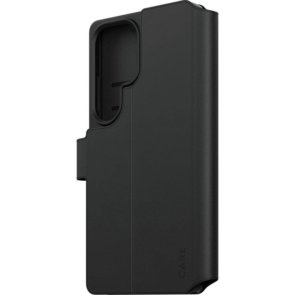 Schwarze Handyhülle mit Klappe für Galaxy S25 Ultra, Care by PanzerGlass Wallet Case aus veganem Leder mit Kickstand und Magnetverschluss.