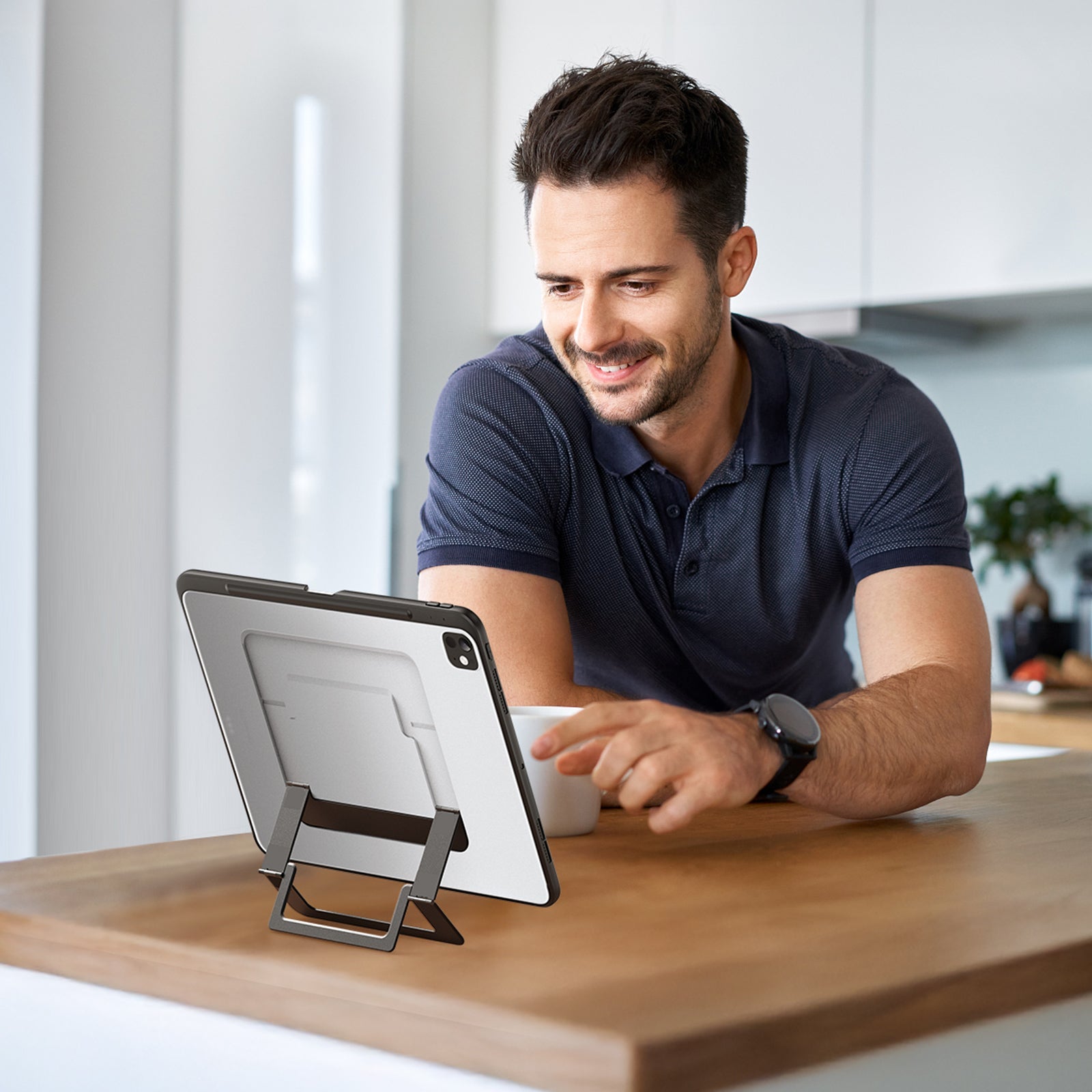 Schutzhülle mit Ständer für iPad Pro 11 M5 2025 / Pro 11" M4 2024, Dux Ducis Axis, Transparent-Schwarz