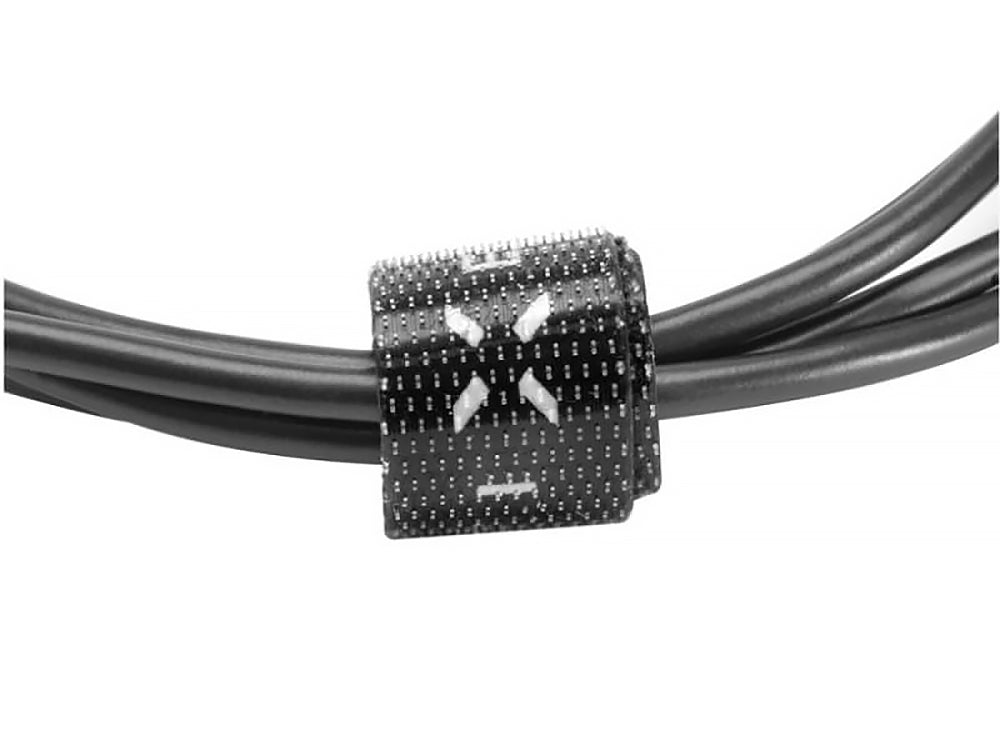 Schwarzes Fixed Datenkabel USB-A zu USB-C mit silikonbeschichteter Oberfläche, 1 Meter lang, mit Klettverschluss gehalten.