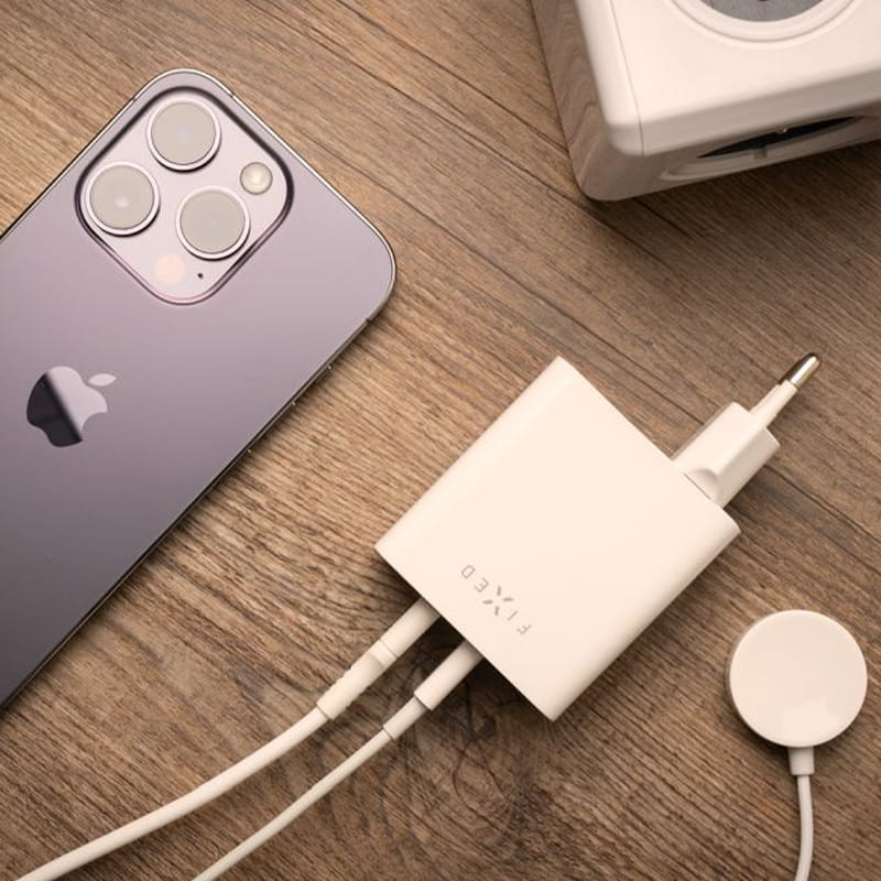 Ladegerät 2x USB-C, 65W PD Weiß mit Smartphone, bietet schnelles und sicheres Aufladen, perfekt für vielseitige Geräte.