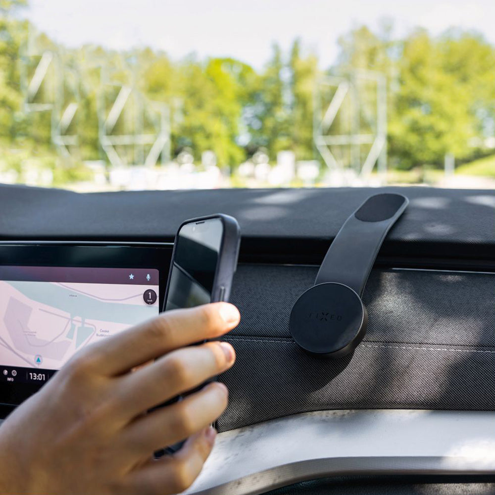 Autohalterung Fixed MagFloppy in Schwarz für iPhone mit MagSafe, montiert im Auto, Telefon nahe dem Magneten, ideal für Navigation.