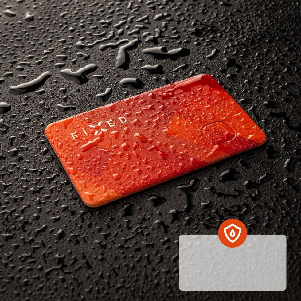 Orange Bluetooth-Tracker FIXED Tag Card für Apple-Geräte, regensicher auf nasser Oberfläche, Schlank wie eine Kreditkarte.