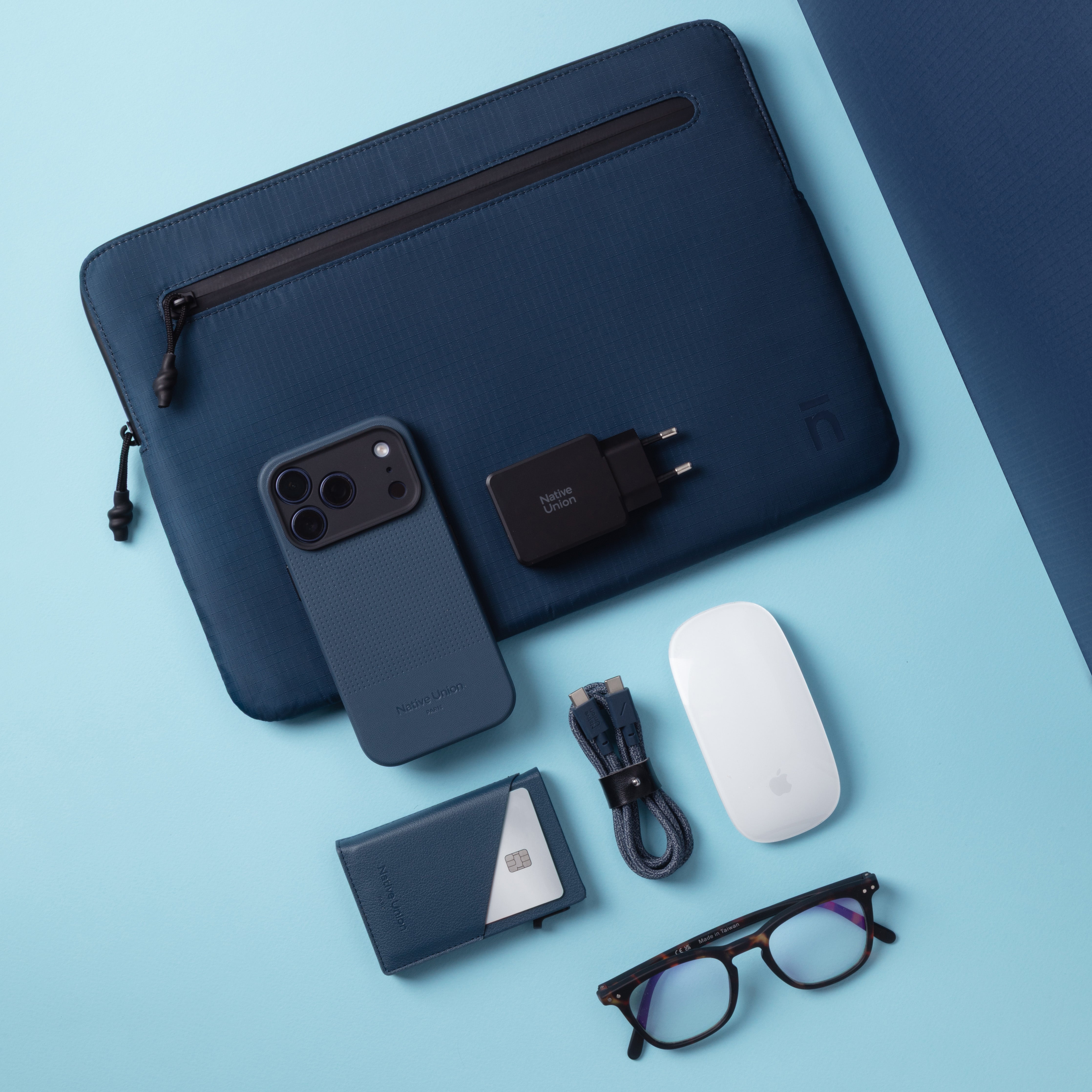 Handyhülle für iPhone 18 Pro Max, Native Union Active Case mit MagSafe, Dunkelblau (7/7)