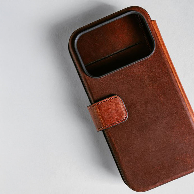 Handyhülle mit Klappe für iPhone 17 Pro, Nomad Modern Leather Folio Horween Series mit MagSafe, Braun