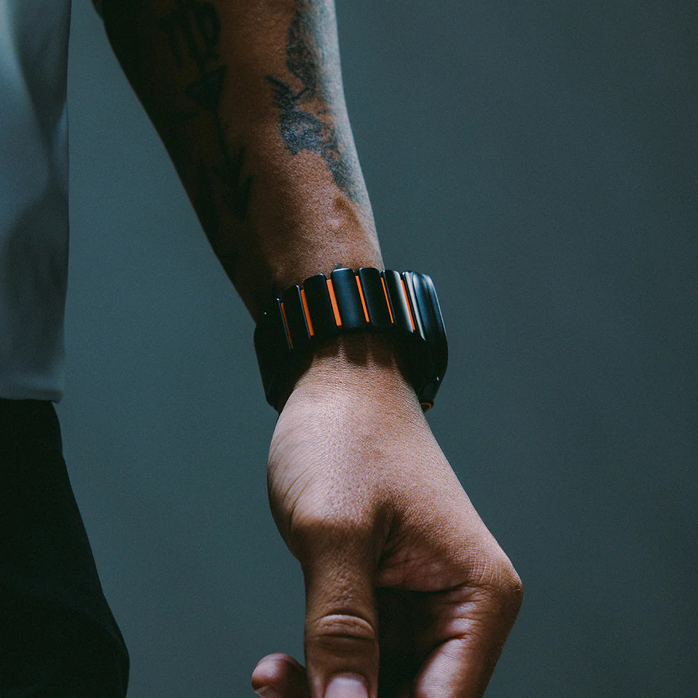 Armband für Apple Watch 49/46/45/44 mm, Nomad Stratos Band, Schwarz-Orange Titan