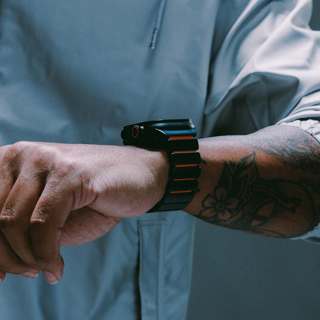Armband für Apple Watch 49/46/45/44 mm, Nomad Stratos Band, Schwarz-Orange Titan