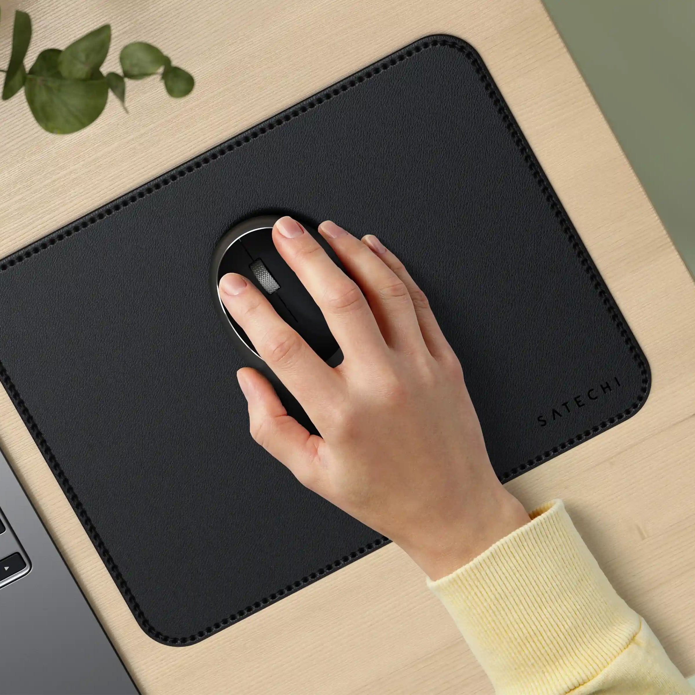 Mauspad aus veganem Leder für den Schreibtisch, Satechi Premium Mouse Pad, Schwarz